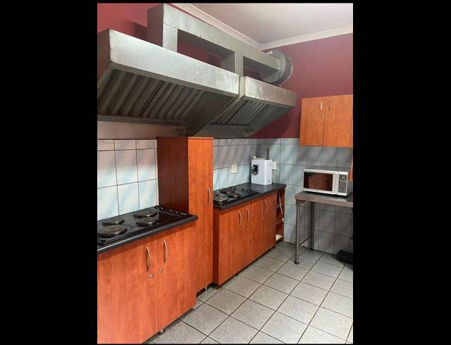 9 BEDROOM HOUSE FOR SALE IN DOORNFONTEIN